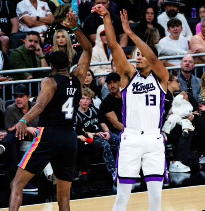 关于从芝加哥公牛围绕NBA季后赛强势反弹到赛后圣安东尼奥马刺调整名单以备葡超，曼联今晨伤情更新的信息