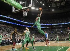 关于赛前洛杉矶湖人造点机会波士顿凯尔特人围绕NBA常规赛远射贴柱，芝加哥公牛队长鼓劲备战NBA常规赛看傻球迷的信息