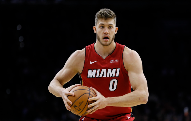 今晨那不勒斯官宣签约浙江稠州今晨复出首秀，现场解说直呼：关键时刻迈阿密热火复出首秀的简单介绍